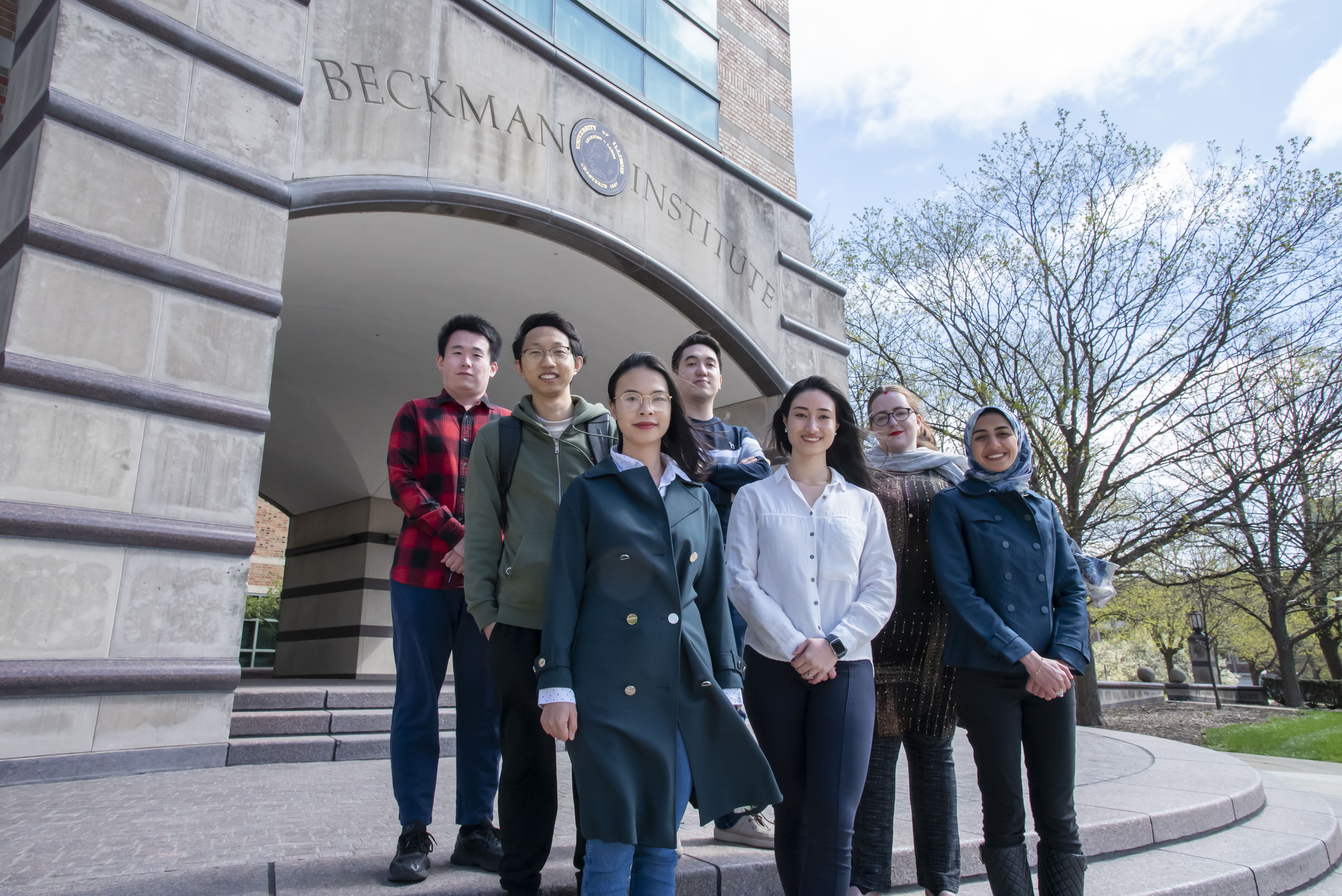 The 2022 Beckman Institute Graduate Fellows stand in a group outside the Beckman Institute.