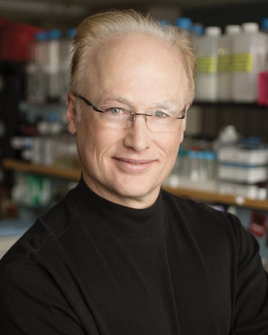 Steven Blanke headshot in lab.