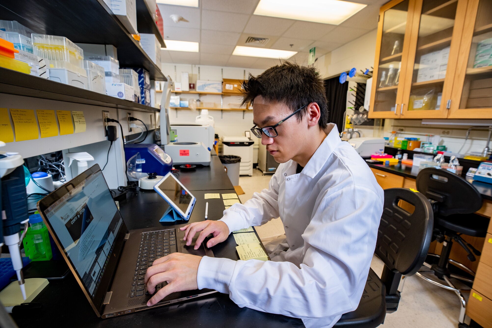 biochemistry student logs into computer 