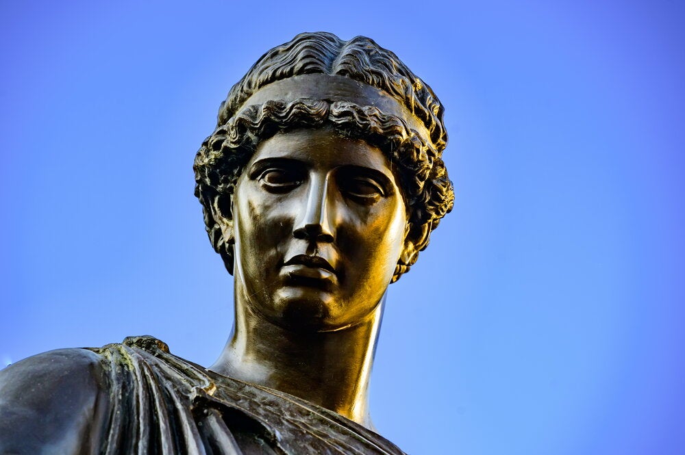 Close-up of the learning figure in the Alma Mater statue