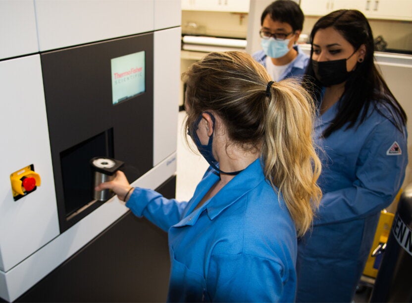 students at the cryo-em lab