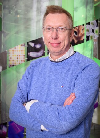 Wilfred van der Donk in IGB, Photo by Fred Zwicky, University of Illinois