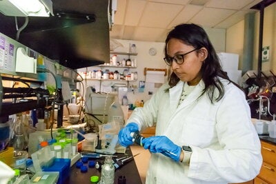 Reean Abdullah at the lab bench